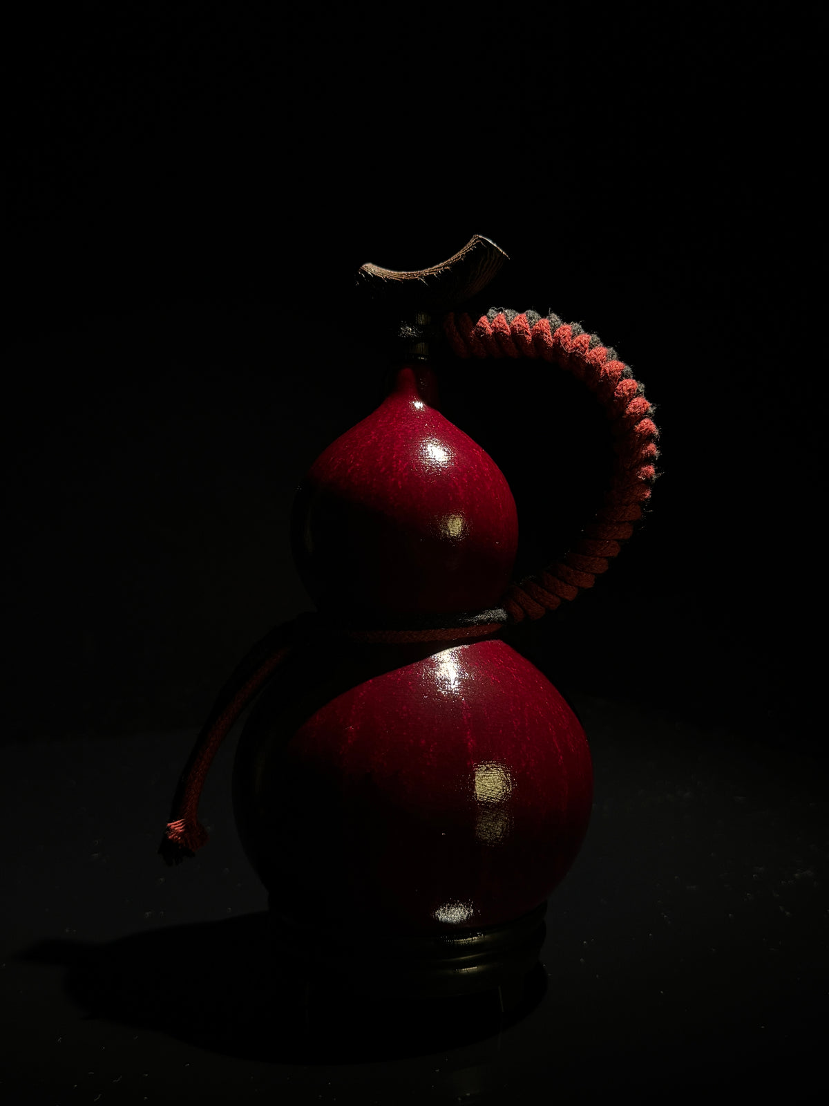J001 red lacquered natural wine gourd, detail view