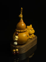 S004 crafted pear-shaped natural gourd, detail view